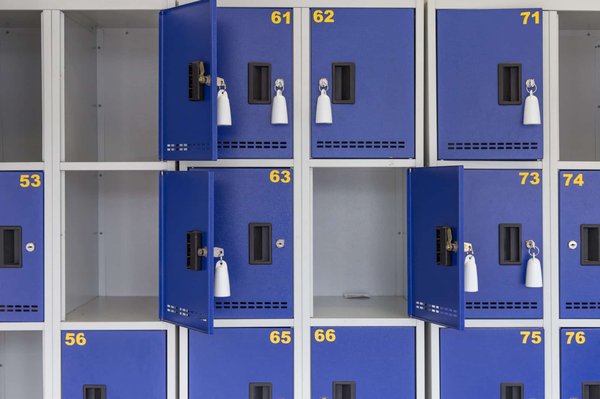 Les astuces pour organiser efficacement un locker et maximiser l'espace de rangement
