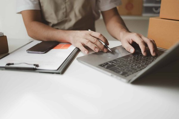 Comment les technologies numériques transforment-elles le fonctionnement des usines online ?