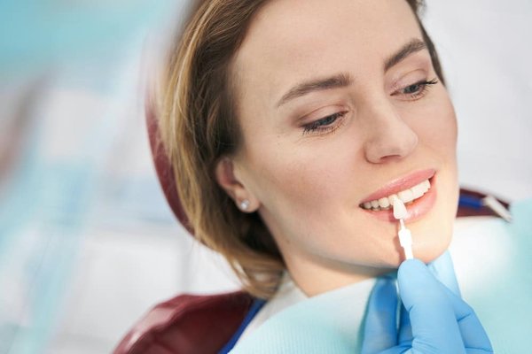 Comment les centres de denturologie abordent-ils les ajustements de prothèses ?