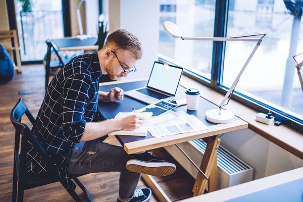 Quels sont les secrets pour créer une chaîne YouTube éducative sur l'astronomie pour enfants?
